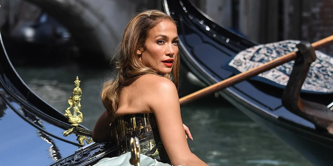 Η Jennifer Lopez υιοθέτησε το νεανικό κούρεμα που χαρίζει πλούσιο όγκο στα μαλλιά