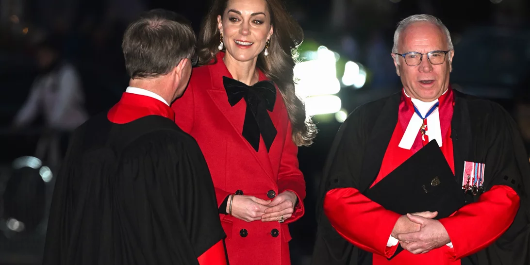 Kate Middleton | Η εμφάνισή της με κόκκινο σύνολο στη λειτουργία για τα χριστουγεννιάτικα κάλαντα