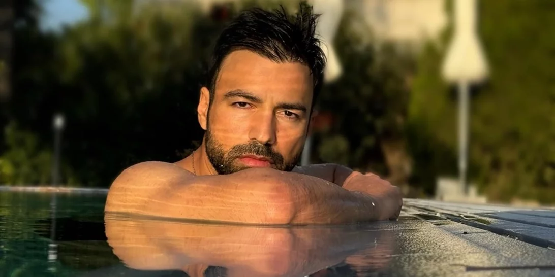 Αντρέας Γεωργίου | Ποζάρει με το μαγιό του στον φακό της μέλλουσας συζύγου του