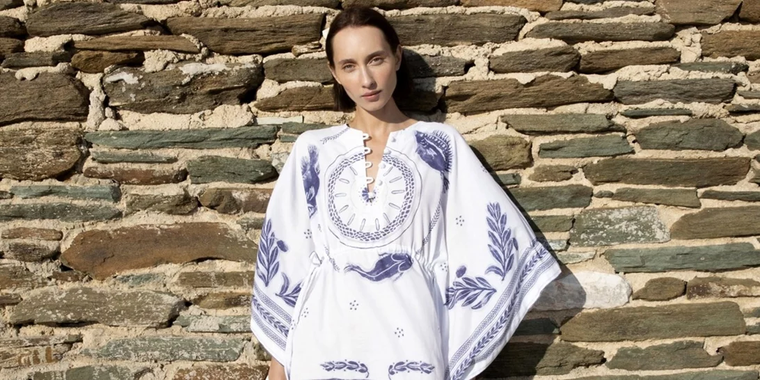 Καφτάνια, σανδάλια και αξεσουάρ για να γεμίσεις τη βαλίτσα των διακοπών με ελληνικά brands