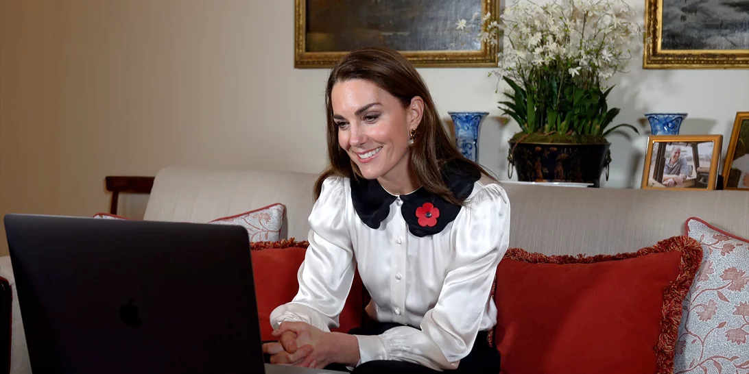 Οι μπλούζες με statement γιακά αναβαθμίζουν τα καθημερινά looks σου