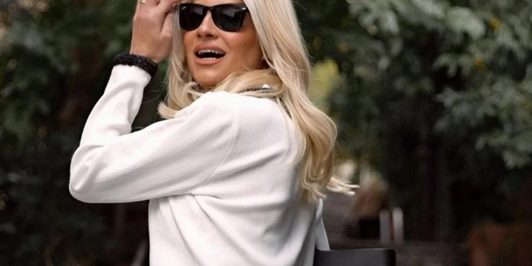 Φαίη Σκορδά: Chic με ταγέρ στη γιορτινή Αθήνα