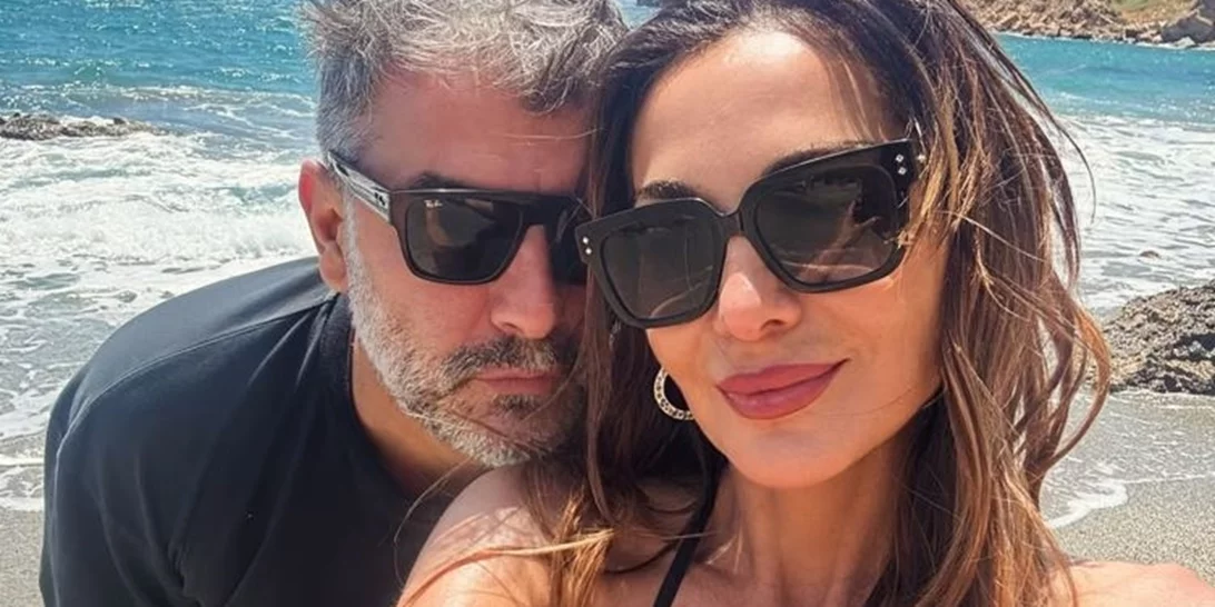 Δέσποινα Βανδή - Βασίλης Μπισμπίκης | Απολαμβάνουν το ουζάκι τους πλάι στο κύμα