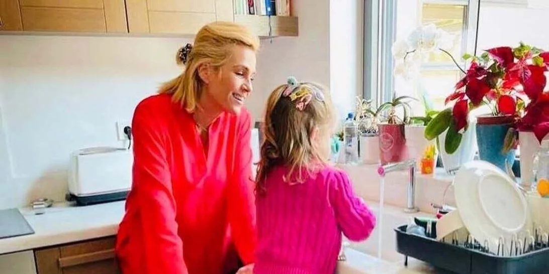 Η κόρη της Τζένη Μπότση, Αλίκη φόρεσε την πιο ασυνήθιστη σχολική τσάντα