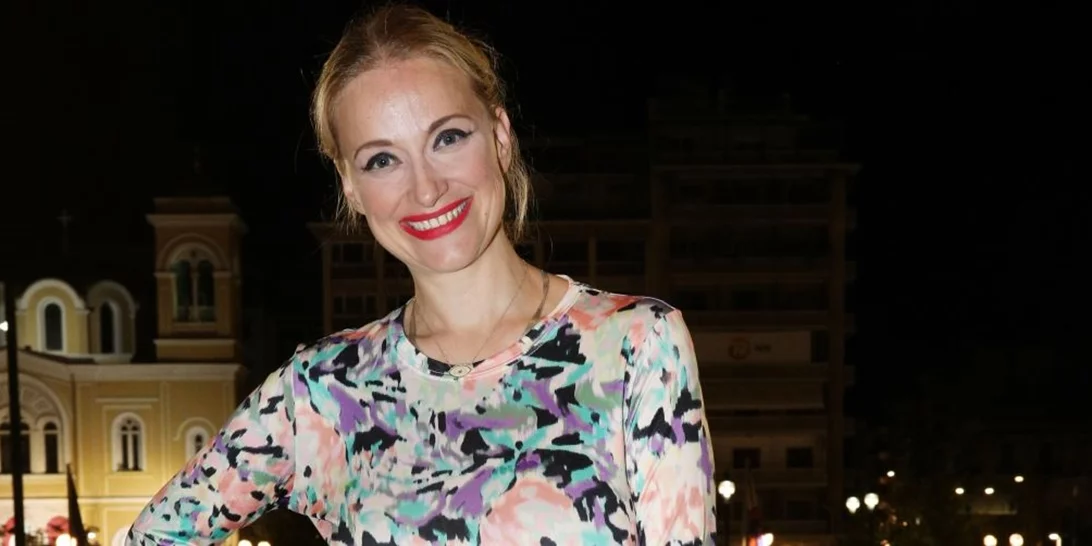 Λένα Δροσάκη | Με T-shirt και μάξι εντυπωσιακή παντελόνα σε εκδήλωση