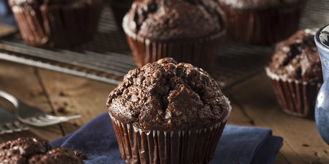 Γλυκός πειρασμός | Τα σοκολατένια muffins του ονείρου με 5 υλικά που αξίζει να δοκιμάσεις