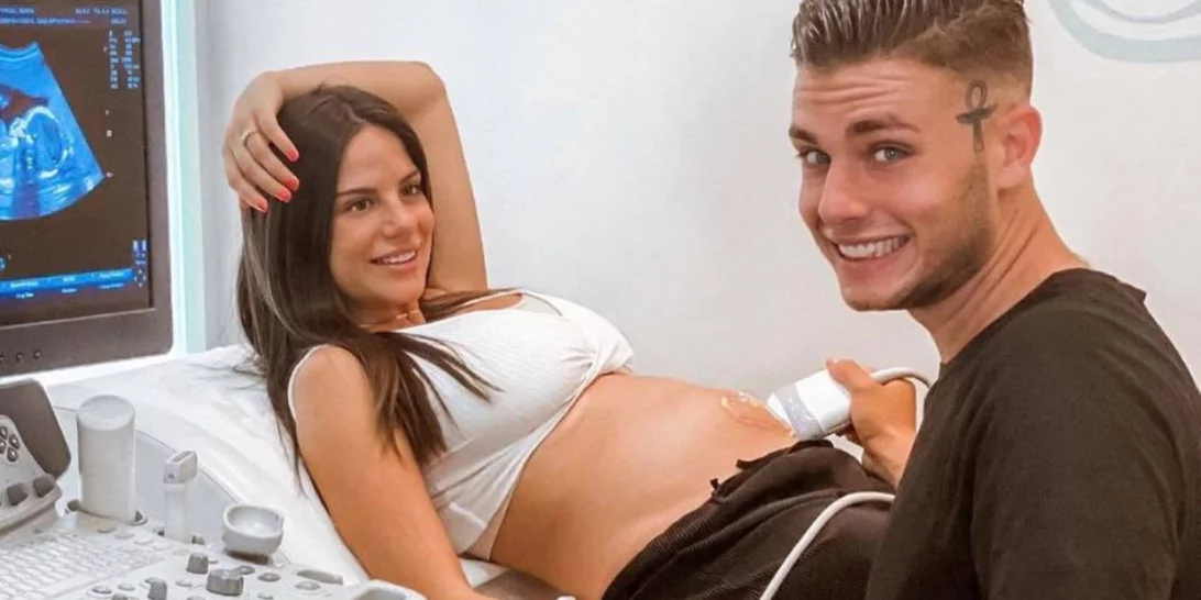 Αλέξανδρος Κοψιάλης - Σοφία Φυρού | Έξοδος από το μαιευτήριο με τον νεογέννητο γιο τους