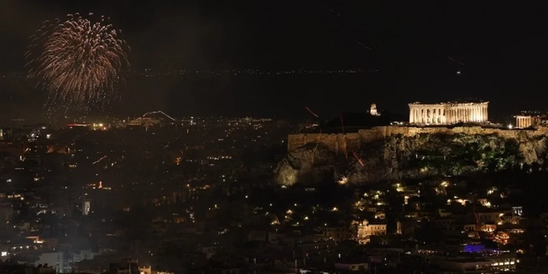 Με μουσική, drones και πυροτεχνήματα άλλαξε η χρονιά στα δύο χριστουγεννιάτικα χωριά της Περιφέρειας Αττικής, στο Σύνταγμα και στη Θεσσαλονίκη