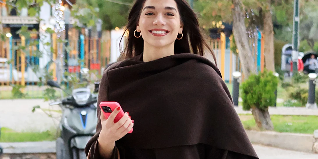 Με αέρα μοντέλου η Μελίνα Νικολαΐδη | Η χαλαρή βόλτα στα νότια προάστια λίγο πριν αλλάξει ο χρόνος