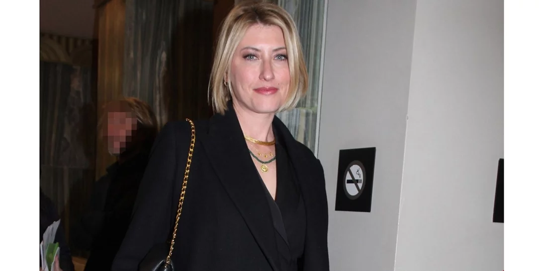 Η Σία Κοσιώνη με total black σύνολο και chic βραδινές γόβες