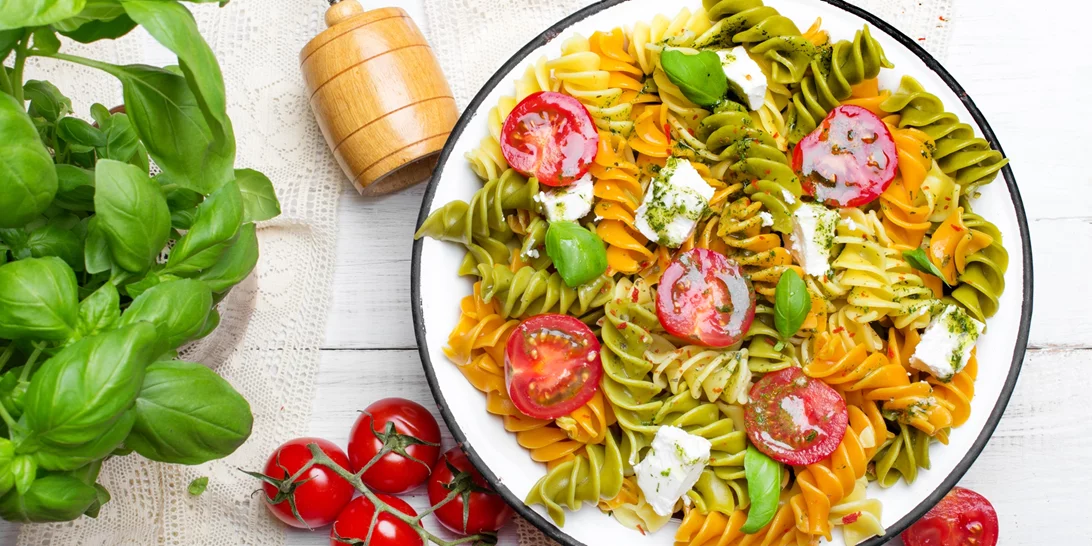 Η χωριάτικη μακαρονάδα του καλοκαιριού | Με φέτα, ντοματίνια και ελιές, έτοιμη σε λίγα λεπτά