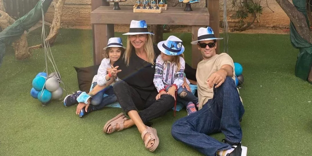 Η οικογένεια Τότσικα στόλισε και η Ρούλα Ρέβη φωτογράφισε τα δίδυμα μπροστά από το δέντρο τους