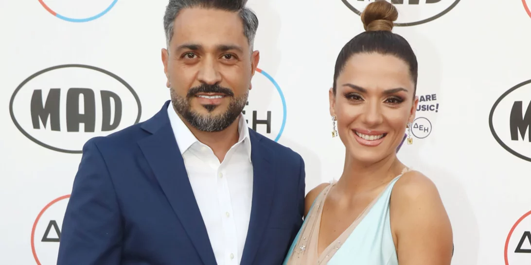 Λευτέρης Σουλτάτος | Φωτογραφίζει τη Βάσω Λασκαράκη και την πεθερά του να στολίζουν το δέντρο