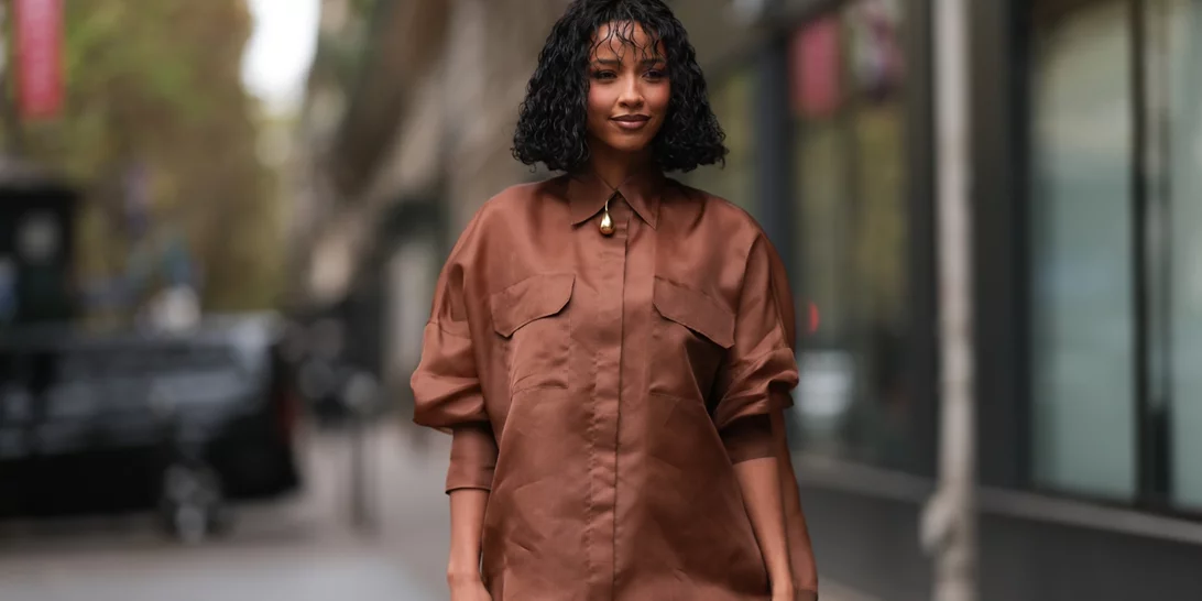 Σοκολατί, σατινέ, πολυτελές | Το πουκάμισο από τη Zara που χρειάζεσαι τη νέα σεζόν που μόλις ξεκίνησε