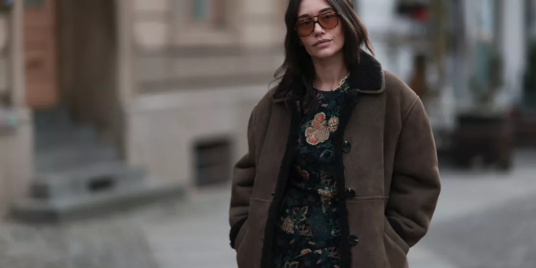 Το ντραπέ μίντι φόρεμα από την Pull&Bear που κολακεύει κάθε σιλουέτα