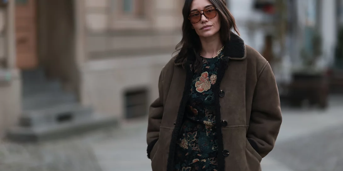 Το ντραπέ μίντι φόρεμα από την Pull&Bear που κολακεύει κάθε σιλουέτα