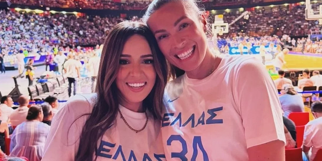 Μαζί στο γήπεδο | Μαριέττα Χρουσαλά και Καλομοίρα στον αγώνα της Εθνικής ομάδας