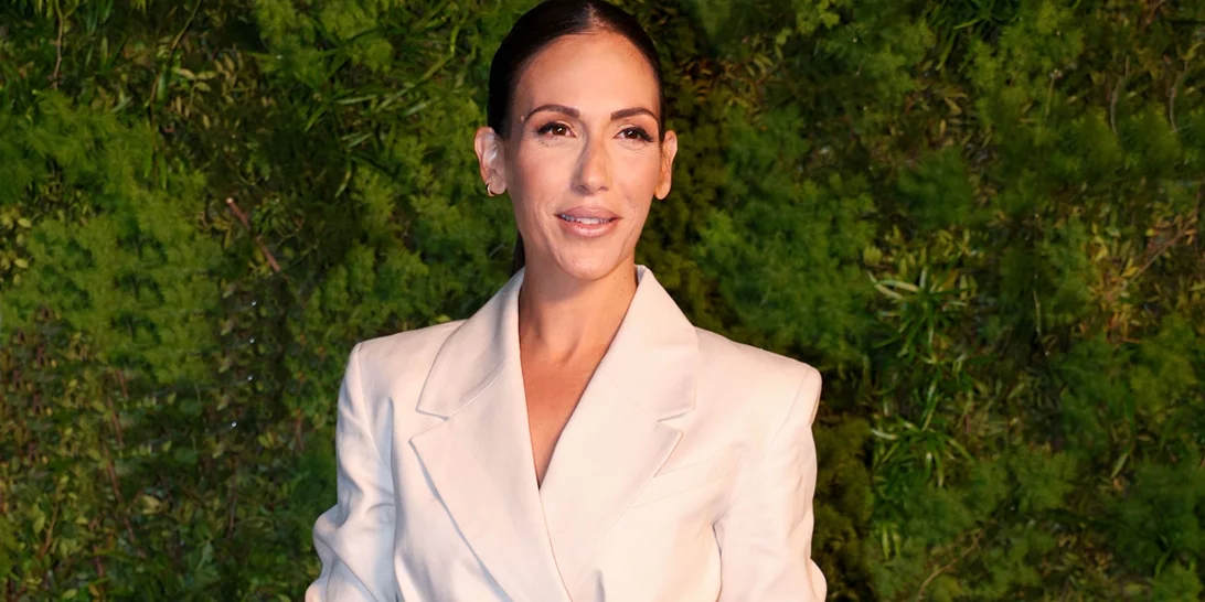 Ψάχνεις κοστούμι, αλλά όχι μαύρο; Η Ανθή Βούλγαρη φόρεσε το τέλειο από τη Mango