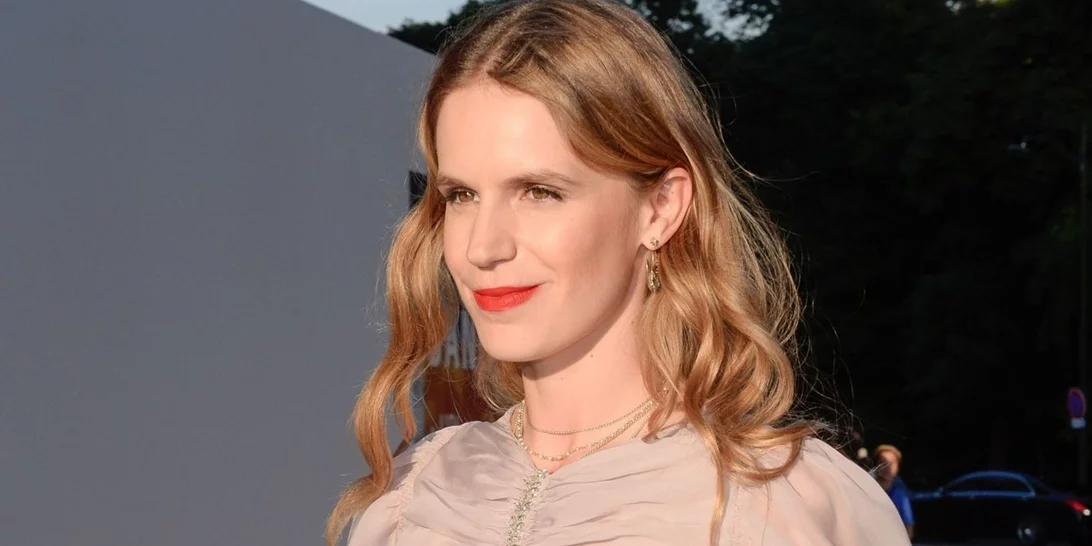 Ευγενία Νιάρχου | Η γιορτινή πόζα με τη μικρότερη αδερφή της, Ηλέκτρα, στον φακό της Dasha Zhukova