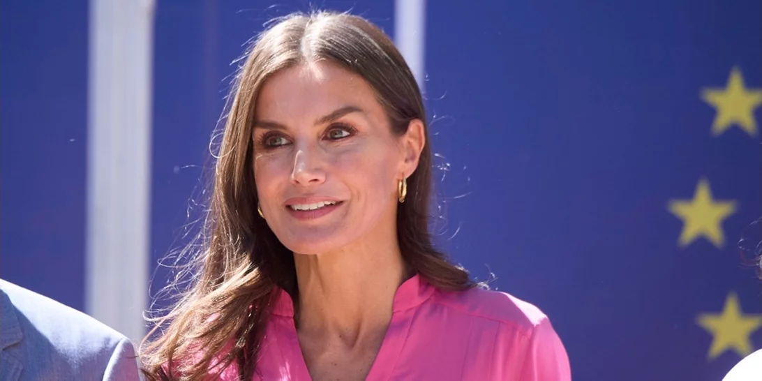 Η βασίλισσα Letizia με το καλοκαιρινό παντελόνι που δεν πρέπει να λείπει από καμία γυναικεία γκαρνταρόμπα