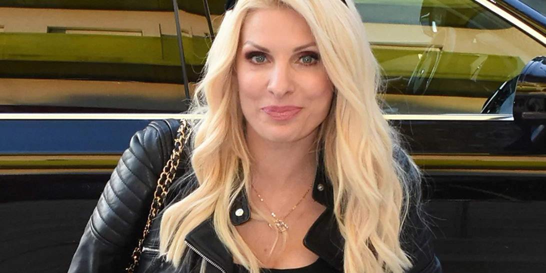 Πώς θα φορέσεις στο γραφείο το κόκκινο φόρεμα σύμφωνα με την Ελένη Μενεγάκη