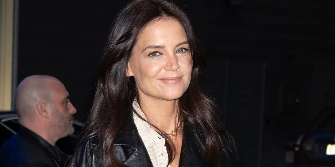 Η Katie Holmes υιοθέτησε το χτένισμα που χαρίζει εφέ botox στο πρόσωπο