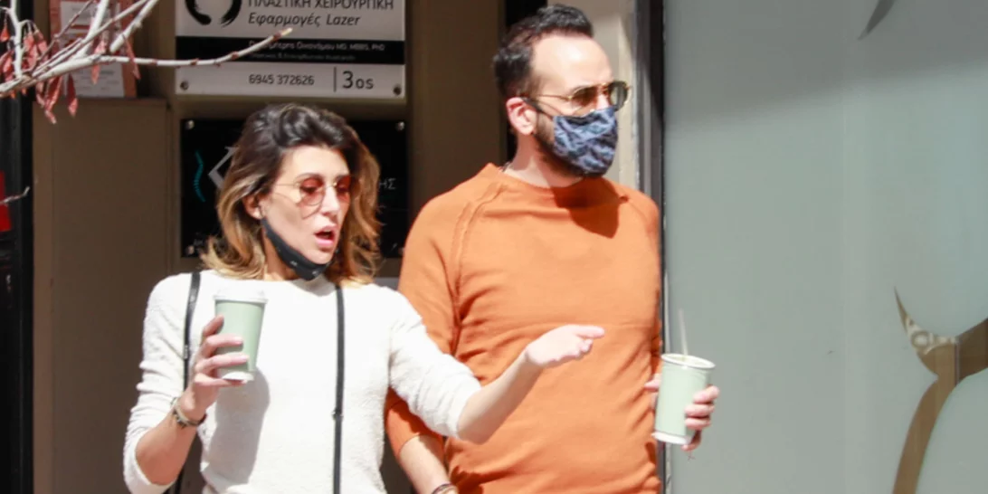 Πάνος Μουζουράκης - Τζίνα Βαρελά | Βόλτα στο κέντρο της πόλης για το ερωτευμένο ζευγάρι