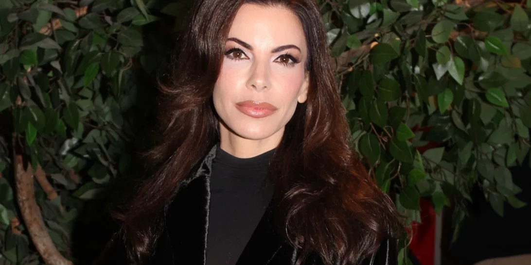 Αντελίνα Βαρθακούρη | Σε βραδινή έξοδο με βελούδινο μακρύ παλτό με λουλούδια