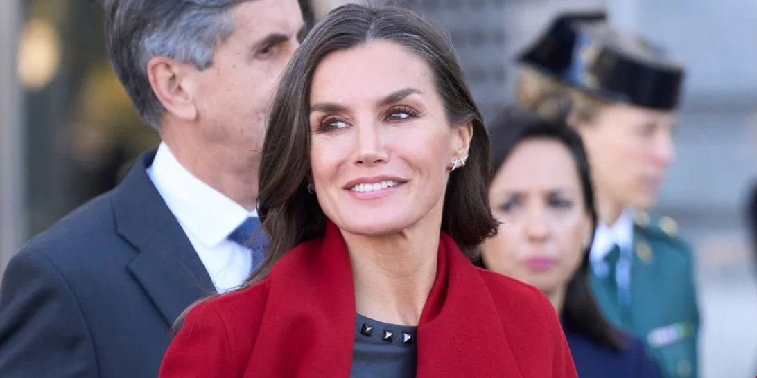 Βασίλισσα Letizia | Το stylish look με τον chic συνδυασμό καρό και κόκκινου