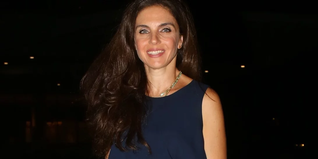 Η Ελίνα Ακριτίδου με τον σγουρομάλλη κούκλο γιο της στο θέατρο