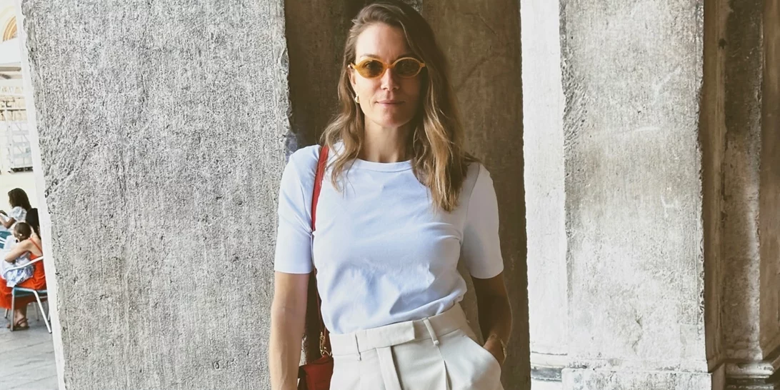 Metallic κοστούμι με shorts και διαφάνειες | Το βραδινό look της Βίκυς Καγιά