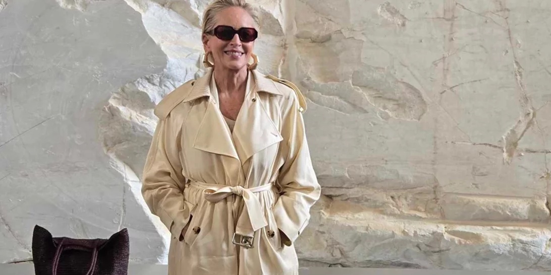 Η Sharon Stone στην Αθήνα | Η κομψή εμφάνιση με δερμάτινη καμπαρντίνα σε fashion show