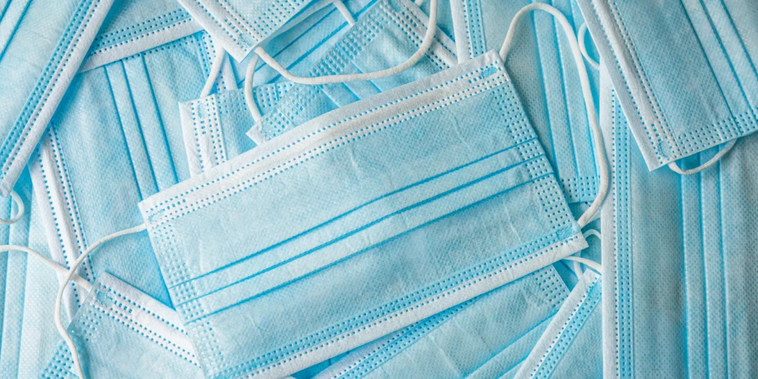 Πότε και γιατί πρέπει να -συνεχίσεις να- φοράς διπλή μάσκα