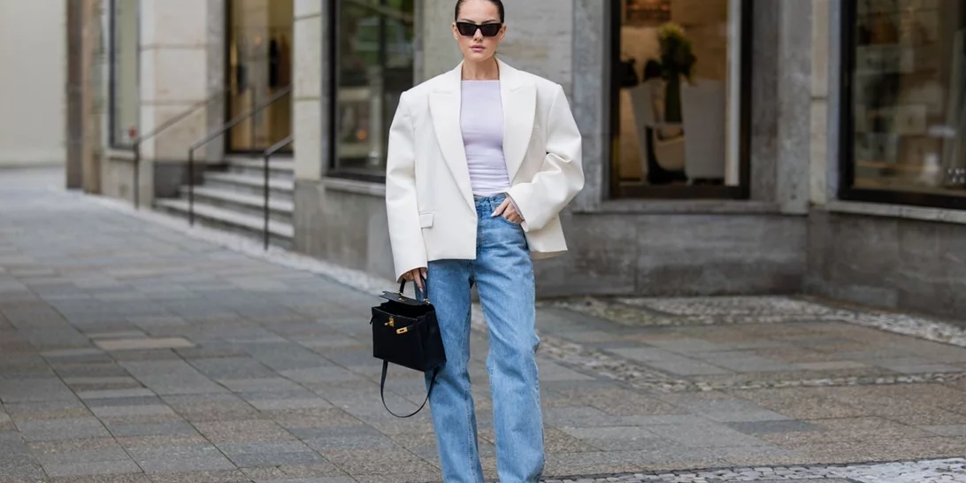 Αυτό είναι το διαχρονικό και chic τζιν παντελόνι που κάθε γυναίκα χρειάζεται στη συλλογή της