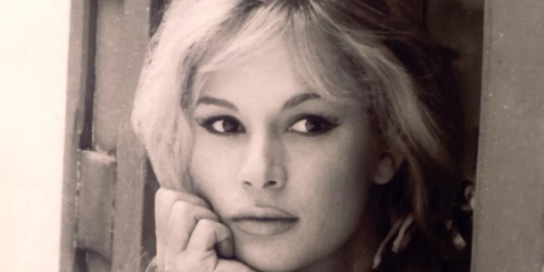 "Μπαίνω στο καμαρίνι και είναι η Αλίκη γυμνή. Έβλεπα την υπέροχη πλάτη της και στον καθρέφτη το στήθος της"