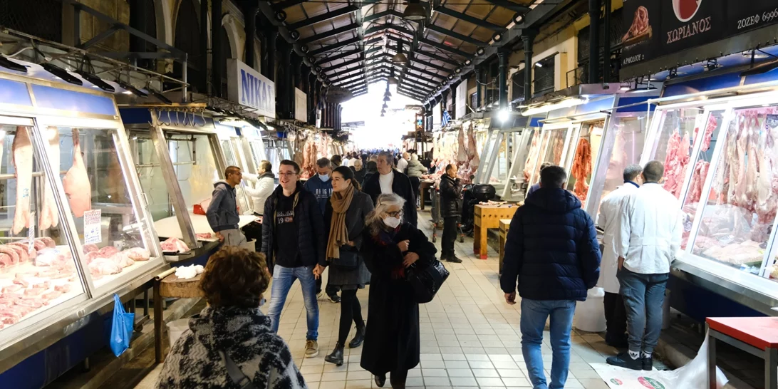 Κορυφώνεται η κίνηση στην αγορά για τα τελευταία δώρα και τις προετοιμασίες του εορταστικού τραπεζιού