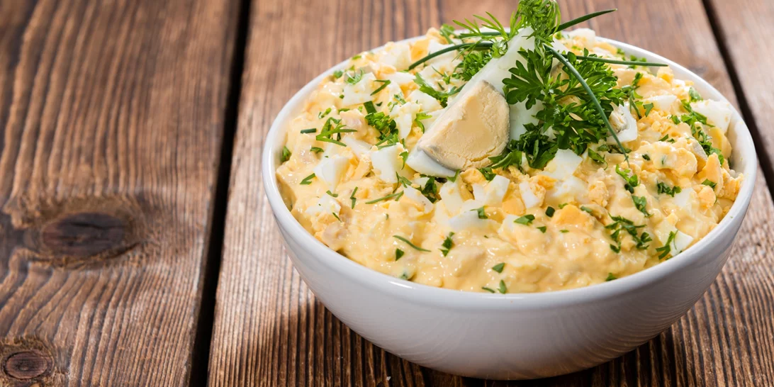 Η πιο νόστιμη σαλάτα του καλοκαιριού | Αυγοσαλάτα με αγγούρι, γιαούρτι και 3 ακόμη υλικά