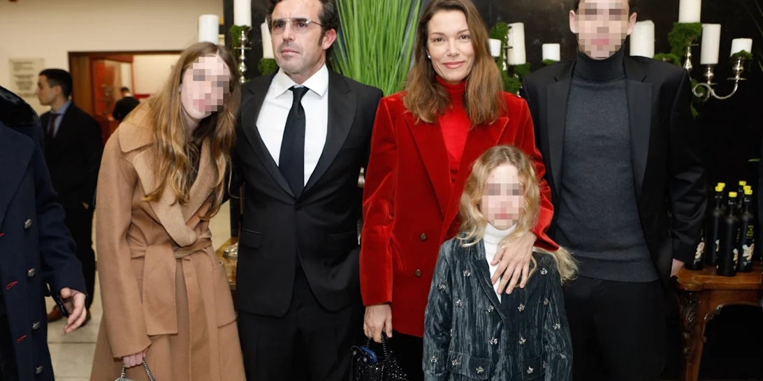 Μία όμορφη οικογένεια | O Ηλίας Κρασσάς με τη Βίκυ Καγιά, τη Μπιάνκα και τα δύο μεγαλύτερα παιδιά του