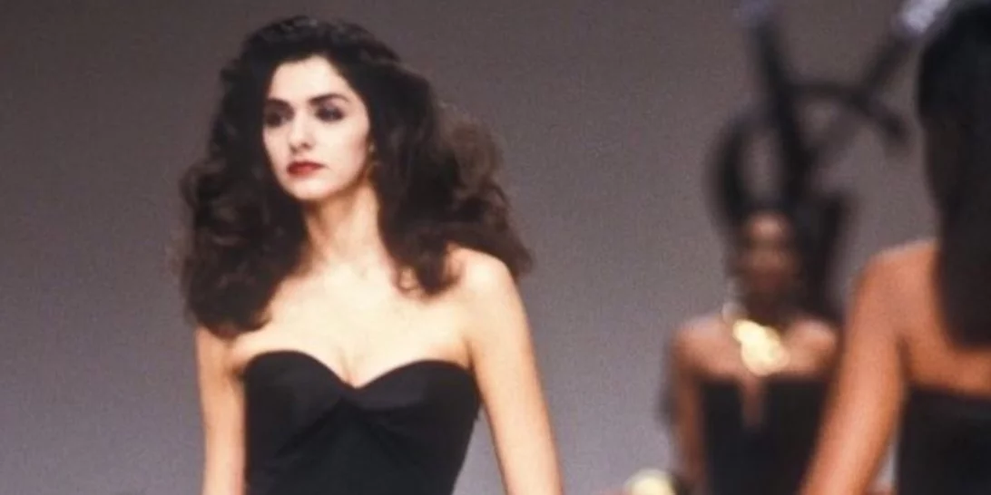 Όταν η Βίκυ Κουλιανού περπατούσε στην πασαρέλα του YSL | Οι εντυπωσιακές throwback φωτογραφίες