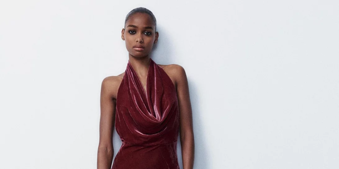 Βελούδινο, backless, στο χρώμα του κρασιού | Αυτό το φόρεμα από τη Zara κοστίζει 39,95 ευρώ και είναι η απόλυτη επιλογή για τα Χριστούγεννα