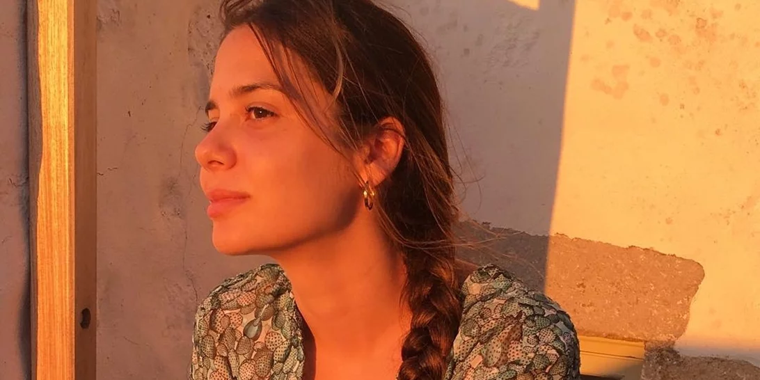 Αλεξάνδρα Κωστοπούλου | Αποχαιρετά τον Αύγουστο με λευκό see - through σύνολο