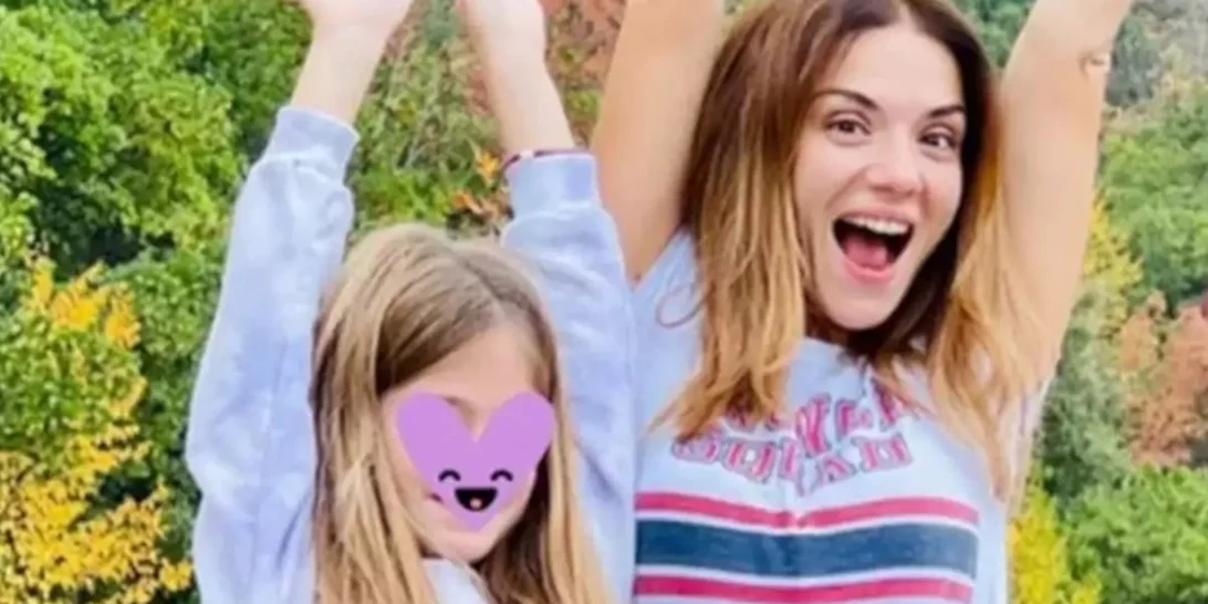 Εύα Τσιμιτσέλη | Ποζάρει ντυμένη στα ροζ σε κυκλαδίτικο σοκάκι