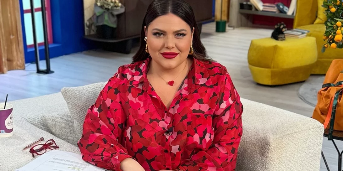 5 τζιν mini φούστες όπως αυτή της Δανάης Μπάρκα που θα φοράς non stop την άνοιξη