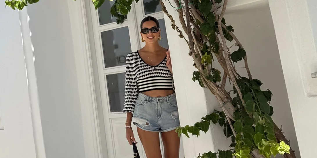 Η Σταματίνα Τσιμτσιλή με mini φούστα και τα μοναδικα παπούτσια που χρειάζεσαι στις διακοπές