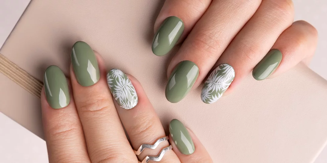 10 τροπικά μανικιούρ που θα σε κάνουν να νιώθεις πως βρίσκεσαι ακόμα διακοπές