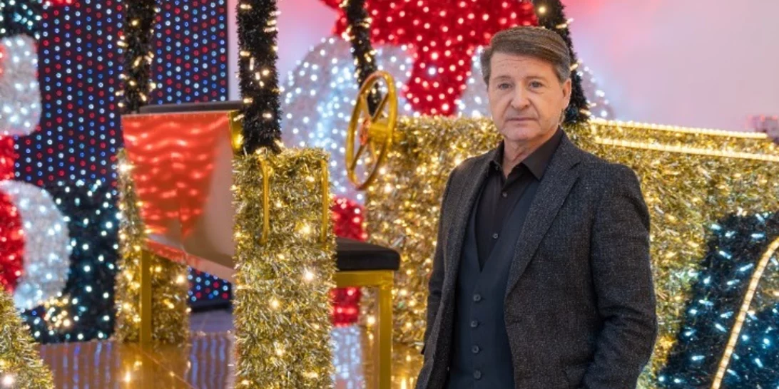 Θεσσαλονίκη: Κατασκεύασε πάνω από ένα δισεκατομμύριο λαμπάκια - Ο Αυστραλιανός Αϊ Βασίλης με σορτς και το φωτεινό δεντρόσπιτο με ...ενσωματωμένο εμπορικό κέντρο στο Βέλγιο