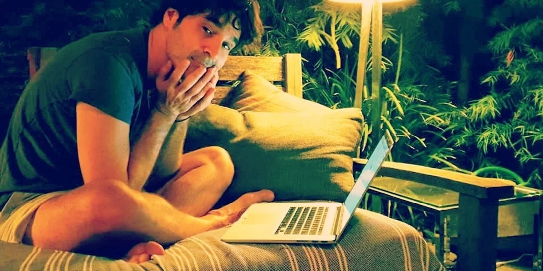 Ο Χριστόφορος Παπακαλιάτης στο σπίτι του | Η τεράστια βιβλιοθήκη και το εντυπωσιακό ρόλοι πάνω από το τζάκι