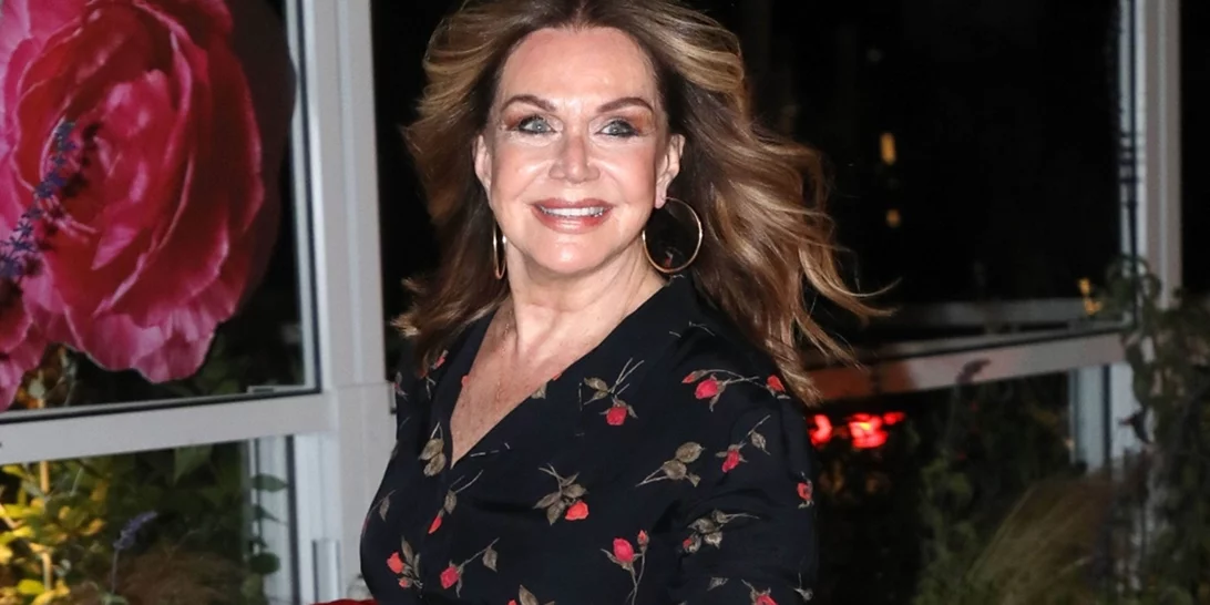 Βραδινή έξοδος για την Αγάπη Πολίτη | Με floral φόρεμα και ψηλοτάκουνα μποτάκια