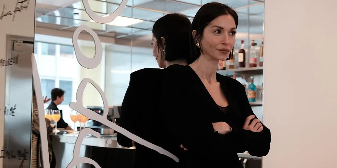 Σοφία Καρβέλα | Η εμφάνισή της με βελούδινο σακάκι και jeans αποδεικνύει ότι το κλασικό πανωφόρι φοριέται και σε πιο casual στιγμές