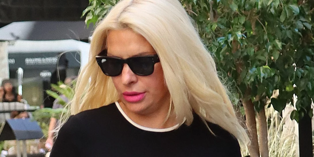 Νέα δημόσια εμφάνιση για την Ελένη Μενεγάκη | Με casual look και τα all time classic sneakers